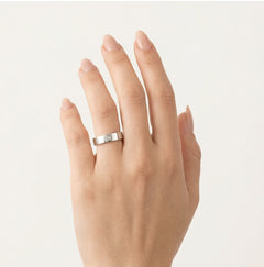 Široký solitérní platinový snubní prsten