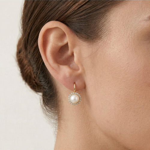 Boucles d'oreilles avec perle et halo.