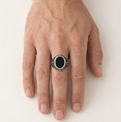 Pánský prsten s oválným onyxem a bočními liniovými detaily