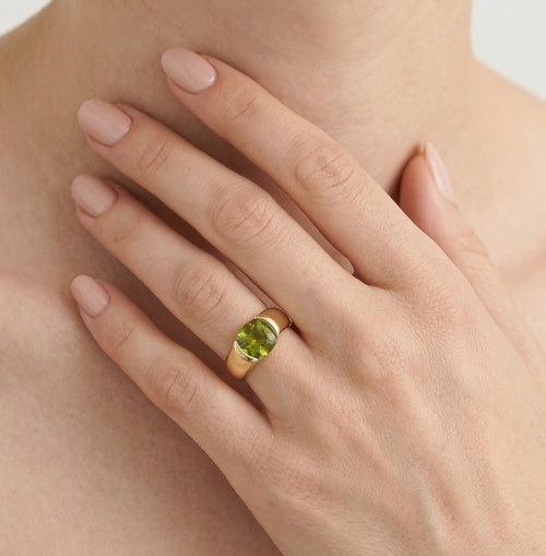 Anillo unisex de oro con moldavita talla cojín