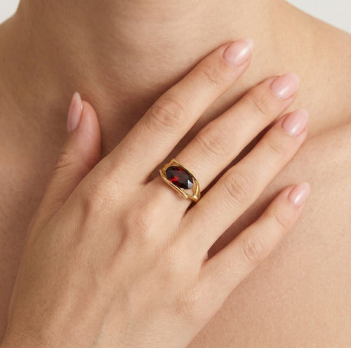 Elegantní prsten ze žlutého zlata s granátem
