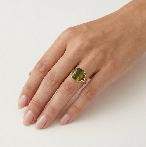 Bague élégante avec pierre taille coussin allure