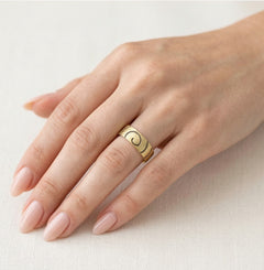 Bague de mariage en or jaune à finition mate avec lignes noires