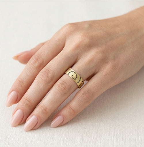 Bague de mariage en or jaune à finition mate avec lignes noires