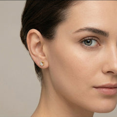 Zweifarbige Goldohrringe mit glänzenden Zirkonia