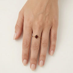 Spezialring aus Gelbgold mit Solitär-Granat