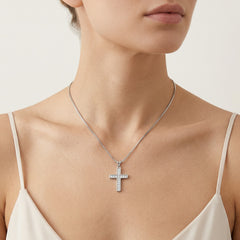 Croix en zircon cubique sur chaîne en argent