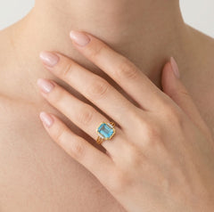 Prsten s modrým topazem a diamanty smaragdového brusu ve žlutém zlatě