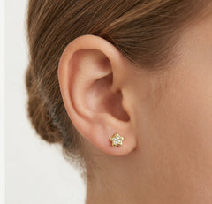 Boucles d’oreilles enfants en or jaune avec étoile en zircone cubique
