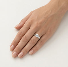 Bague unique en or blanc avec zircon cubique