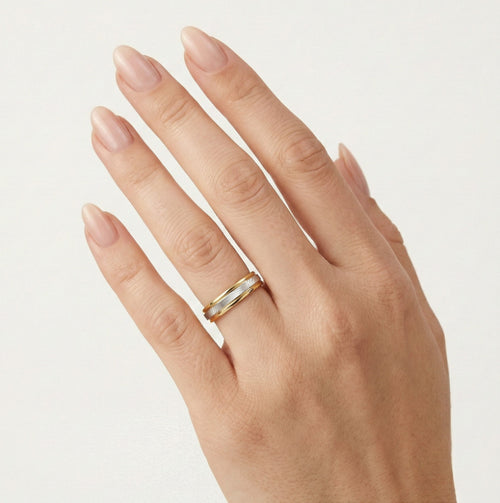 Anillo de bodas detallado bicolor