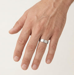 Snubní prsteny z bílého zlata s kameny i bez