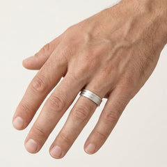 Glänzender Ehering aus Weißgold