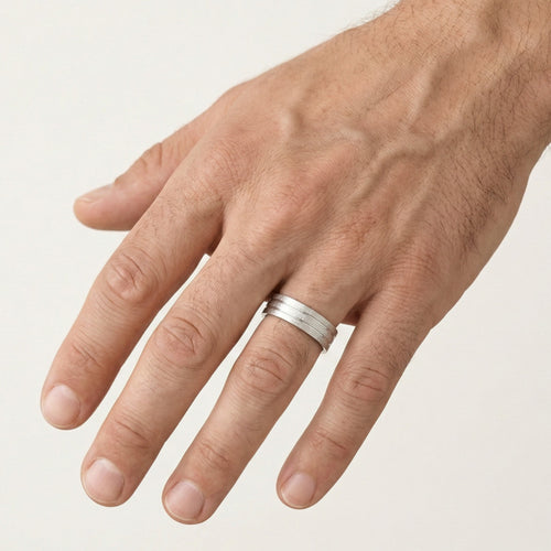 Glänzender Ehering aus Weißgold