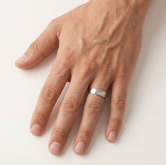 Snubní prsten z bílého zlata s ohnutým designem