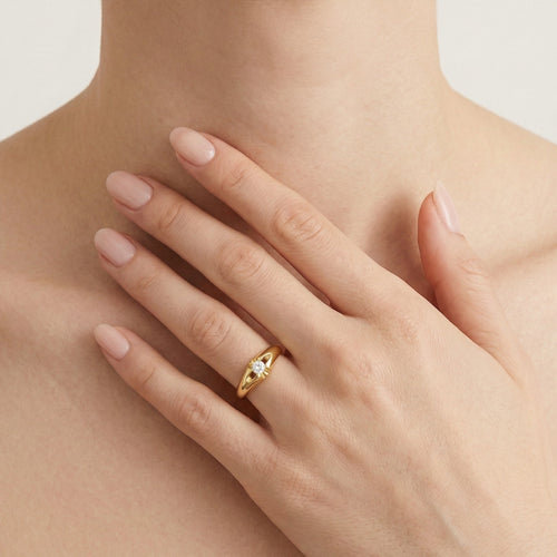 Tenký zlatý prsten s kubickým zirkonem