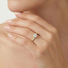 Bague asymétrique en or jaune avec zircone cubique