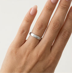 Bague de mariage en or blanc à finition mate avec pierre taille princesse