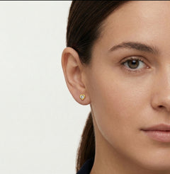 Drobné srdíčkové zlaté náušnice s kubickými zirkony