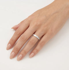 Bague de mariage en or blanc avec finition mate.