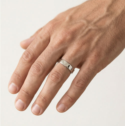 Platinový snubní prsten s vysoce leštěnou povrchovou úpravou