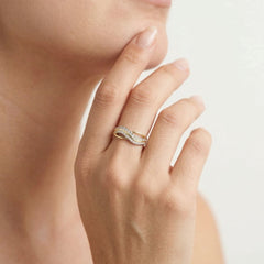  Zlatý prsten s kubickými zirkony se zakřivenými liniemi