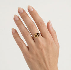 Anillo elegante Eclipse con granate redondo