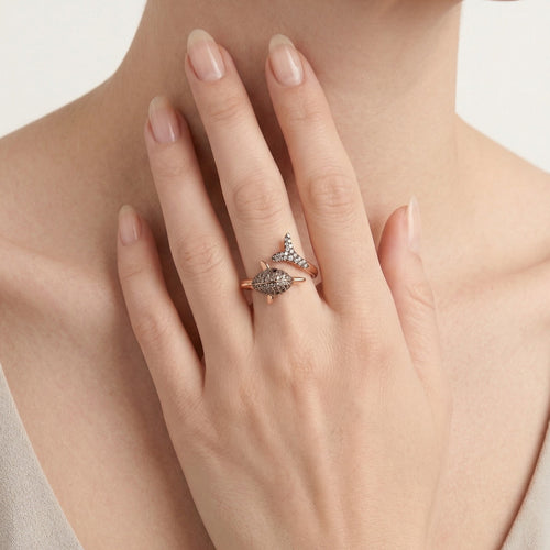 Tříbarevný diamantový prsten s delfínem