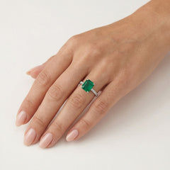 Stříbrný prsten se stupňovitě broušeným smaragdem