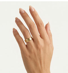 Bague de mariage en or jaune avec détail au centre