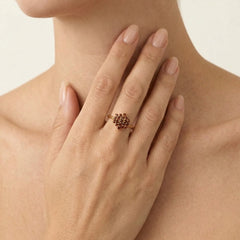 Zlatý prsten se zářivým kulatým granátem