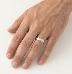 Zweifarbiger Ehering mit matter Stufenschliff