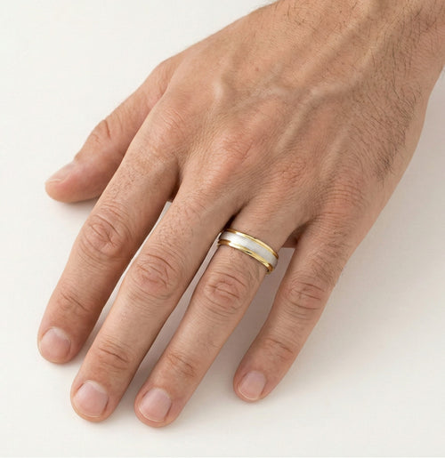 Zweifarbiger Ehering mit matter Stufenschliff