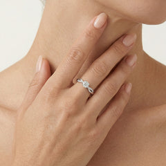 Stylový dámský zásnubní prsten z bílého zlata