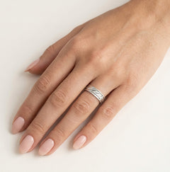 Netradiční snubní prsten z bílého zlata