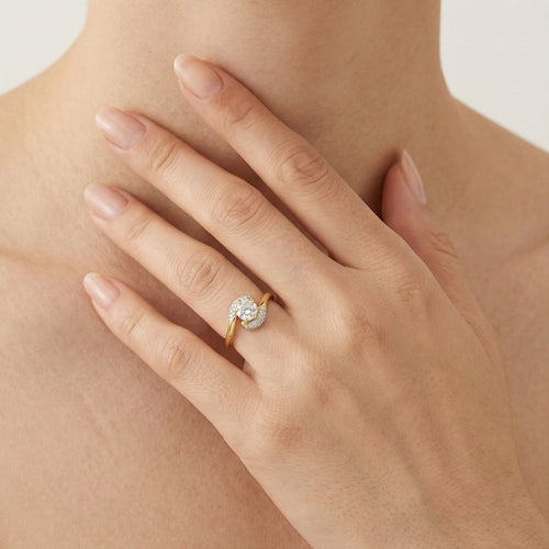  Kroucený prsten ze zlata a kubickými zirkony