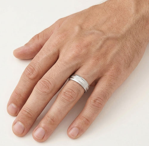 Elegantní snubní prsten z bílého zlata s rytinami na boční linii