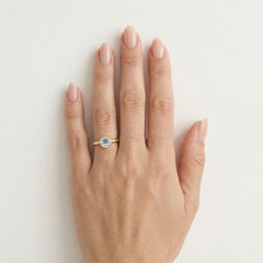 Anillo de oro amarillo con engaste de bisel y acabado lustroso