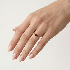 Bague solitaire en grenat en or