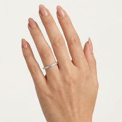 Anillo de boda fino y elegante en oro blanco