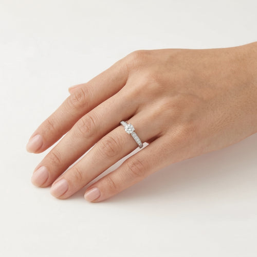 Elegant white gold ring with diamonds