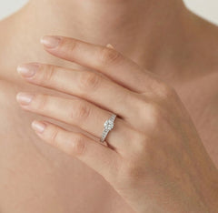 Bague éclatante en or blanc avec diamants