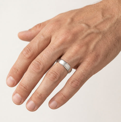 White gold sparkling wedding ring