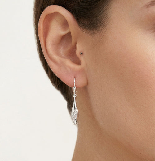 Weißgold Tropfenohrringe mit matter Oberfläche