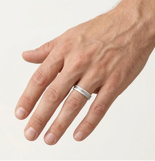 Bague de mariage en or blanc avec un design central unique.