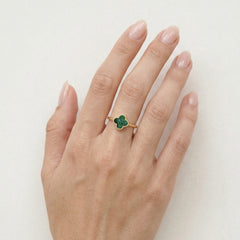 Zlatý prsten se zeleným achátem ve tvaru čtyřlístku