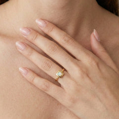 Bague carrée en or avec opale blanche