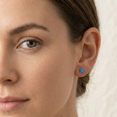 Stříbrné náušnice s modrým opálem na puzetě