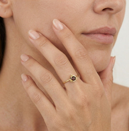 Bague ronde en grenat au design triangulaire