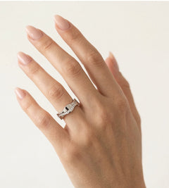 Bague de mariage en or blanc avec un design rond unique